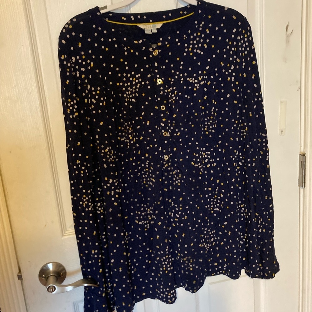 Boden women’s top. Clue with polka dots.